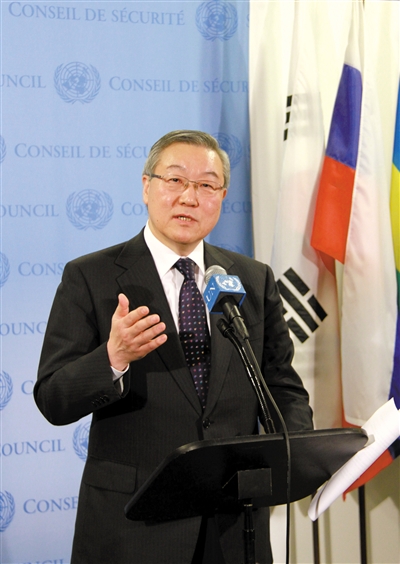 2月12日，安理会轮值主席国、韩国外交通商部长官金星焕宣读声明。新华社发