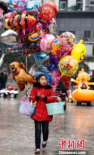 重庆春节街头:卖气球的小女孩(图)