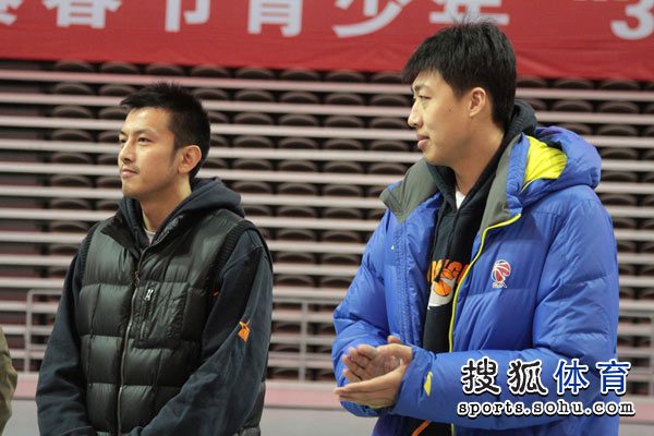 组图:上海男篮出席全民健身拜年 传授篮球技艺