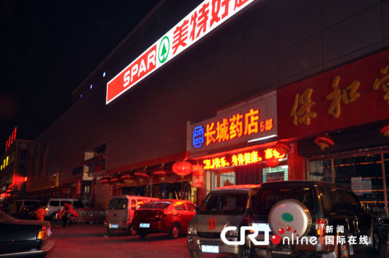 大年初一晚上，晋中市中心一家大型超市正在营业，店门口悬挂的灯笼没有点亮。