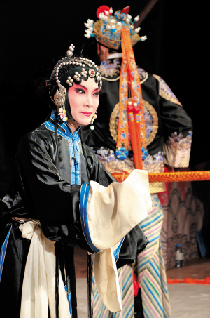 由广西戏剧院京剧团演出的《武家坡》选段。
