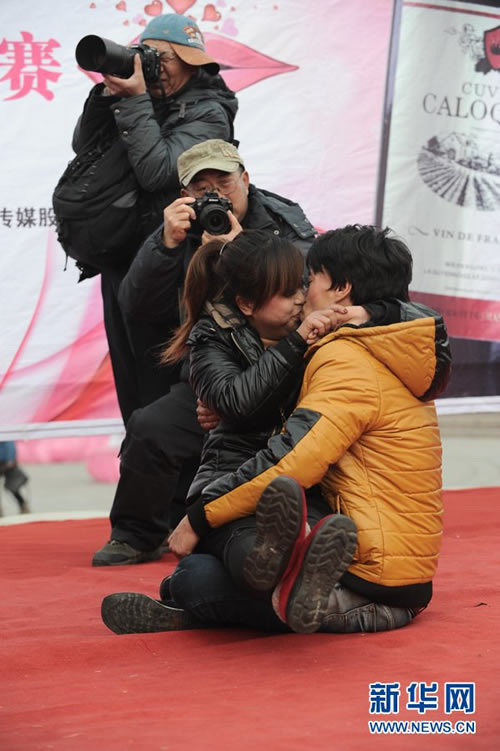 青岛接吻大赛情侣拼技巧体位 儿童围观拍照(图