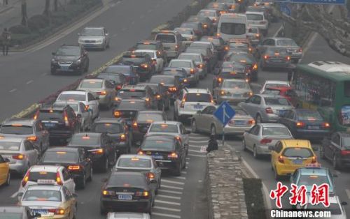 随着春节假期的即将结束,各地迎来返程高峰.中新社发 泱波 摄