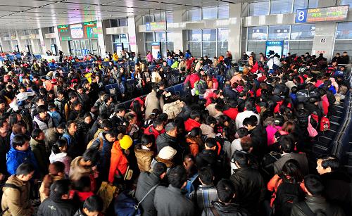 2月15日,宜昌火车东站候车厅内人头攒动。新华