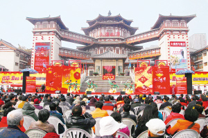 2月14日,市民和游客在大唐西市春节文化庙会上体验浓浓年味.