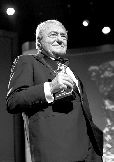 法国导演克洛德-朗兹曼手捧金熊奖杯。