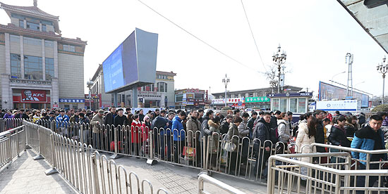 北京站地铁入口排起长队千龙网记者