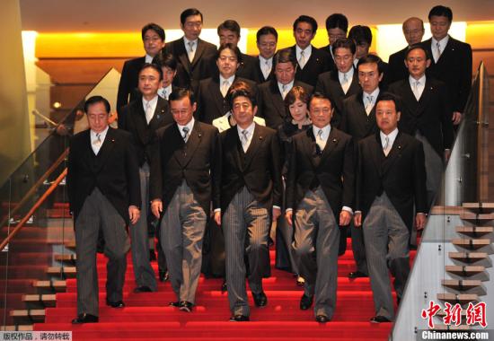 资料图：2012年12月26日，日本东京首相官邸，日本首相安倍晋三携新内阁成员集体亮相并合影。