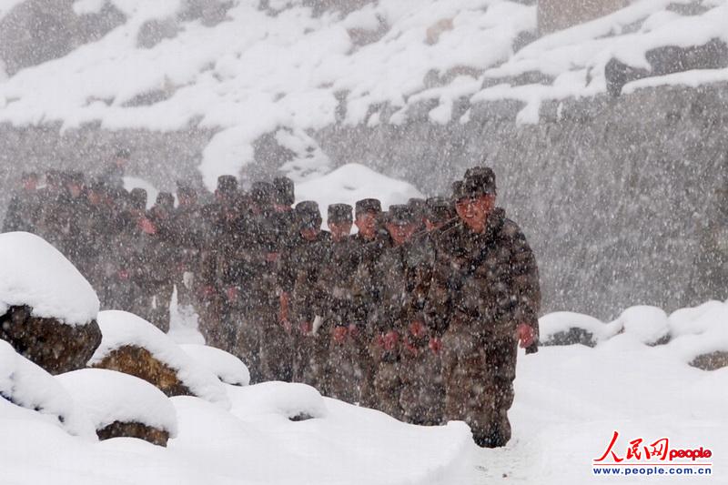 驻藏边防某团官兵踏雪巡逻.