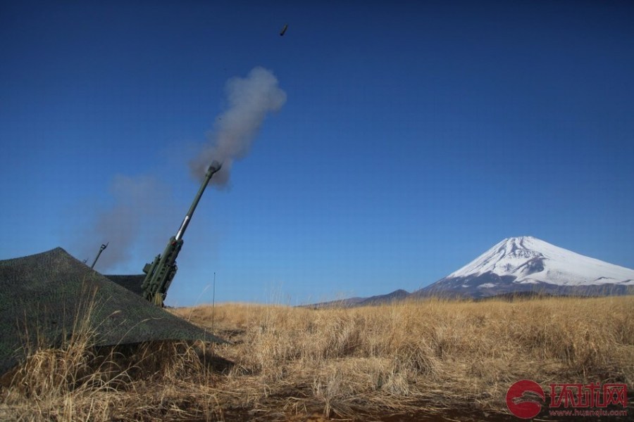 美国大兵富士山脚下打M777A2榴弹炮