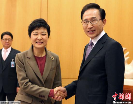 资料图：当地时间2012年12月28日下午，韩国总统李明博和新当选的第18届韩国总统朴槿惠在首尔青瓦台举行会晤，就政权交接等问题交换意见。
