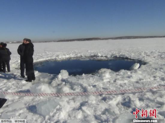 当地时间2013年2月15日，俄罗斯车里雅宾斯克地区，陨石坠入冰冻的切巴尔库尔湖中形成的窟窿。该地区当天遭遇陨石雨“袭击”。