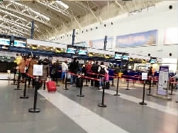 北京首都机场t2航站楼大厅,出行旅客明显减少.