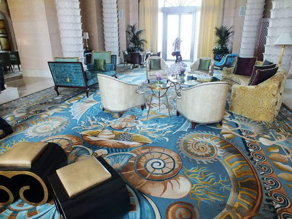 会客厅厚重的地毯，其图案也是海底世界。