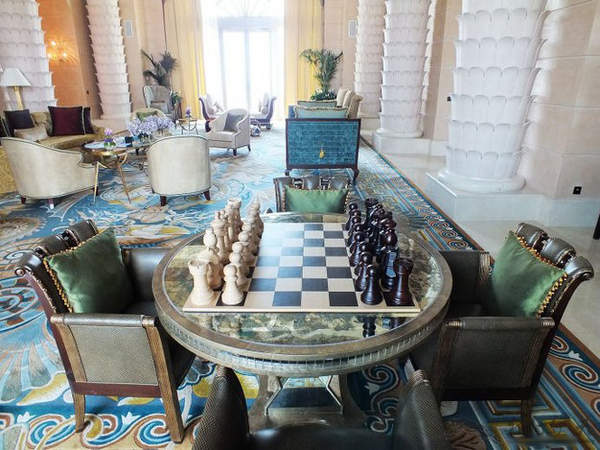 虽然阿拉伯王子未必喜欢国际象棋，但好莱坞明星的客人如果到访，可能会在这里下一盘。