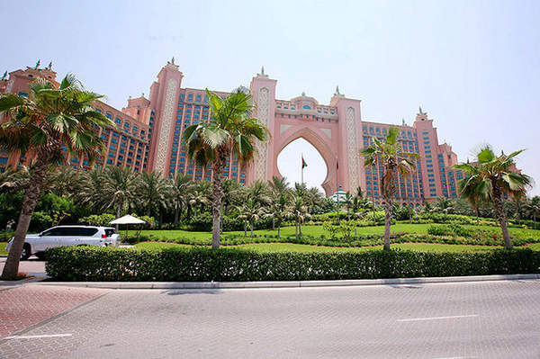 酒店外貌。夏天在迪拜很难看到蓝天，据说冬天会好一些。酒店建在著名的迪拜人工棕榈岛上，占地113亩，共有1539个房间，建筑风格很波斯很古巴比伦。
