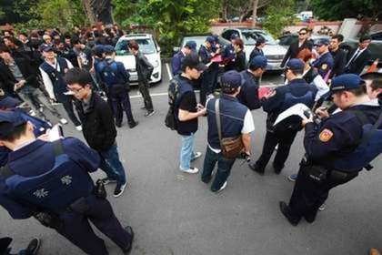 台湾黑帮假公祭真造势，警方“靖平项目”压制气焰。台湾《苹果日报》网站