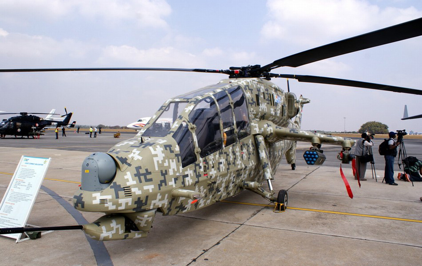 印度军队的lch轻型武装直升机不仅带来了精彩的空中表演,还在地面进行