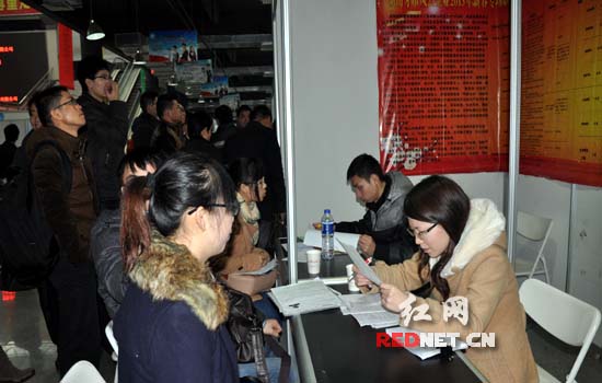 (2月17日上午,湖南人才市场招聘会现场,人挤人.