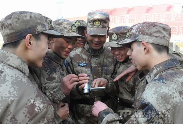 中国空降兵部队运用DV纠正新兵训练动作