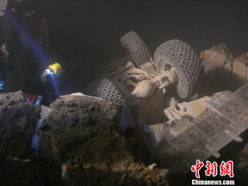 河北涉县大雾致挖掘机跌入5米深坑(图)
