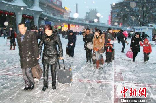 18日，甘肃大部地区出现降温降雪天气，由于积雪较厚，出于安全考虑，大批旅客由公路涌至铁路出行，兰州火车站中短途客流暴增。　于海生　摄