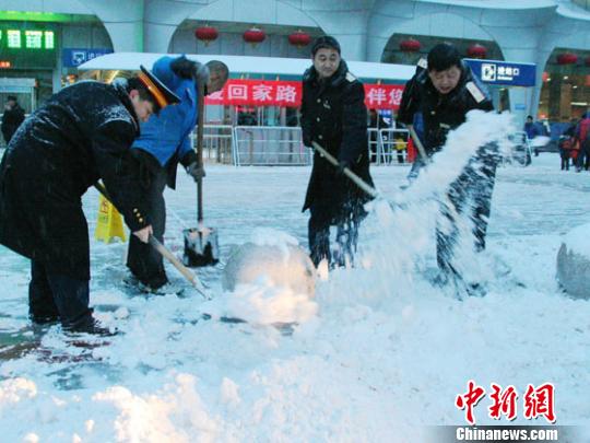 18日，甘肃大部地区出现降温降雪天气，由于积雪较厚，出于安全考虑，大批旅客由公路涌至铁路出行，兰州火车站中短途客流暴增。　于海生　摄