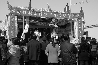 永靖县岘塬镇刘家村举办了秦腔表演 罗玉珍 摄