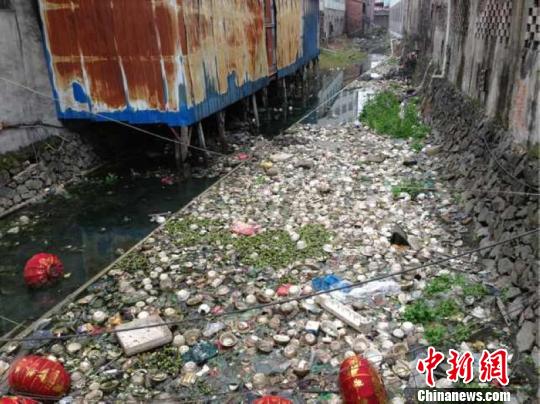 2月18日，工人在瑞安市仙降街道金光村河道内清理垃圾