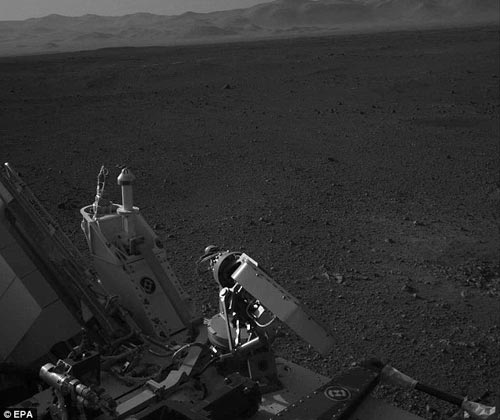 近年来，曾聚焦于火星探索的美国科学家开始搜寻其它行星上的生命迹象，图中所示的是“好号车”火星车正在勘测火星表面