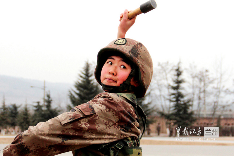 高清:解放军整排女新兵操练步枪投掷手榴弹(组图)