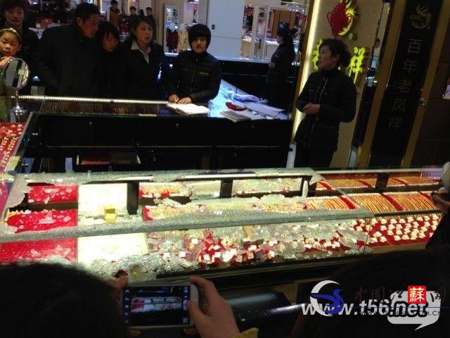 江苏泰州男子持铁锤打劫金店 警方已全面布控