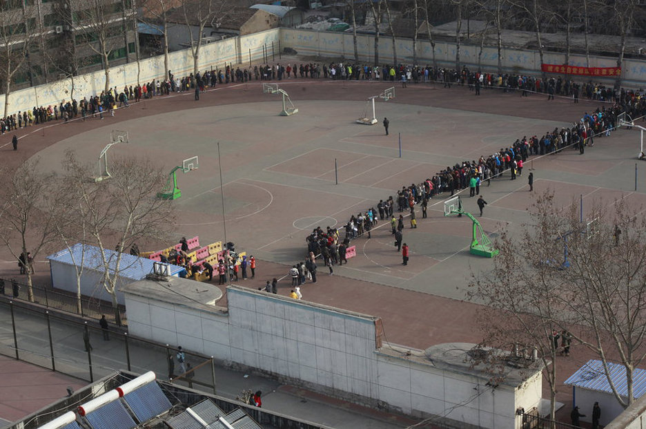 18日,山东2013艺考报名首日,在济南商贸学校外