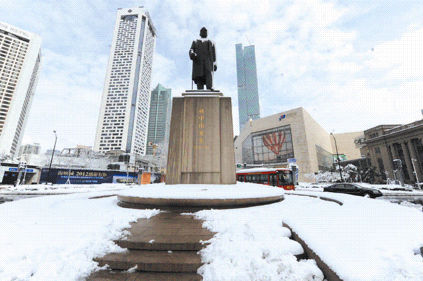 昨天，位于南京市中心新街口的孙中山像落满积雪。新华社发