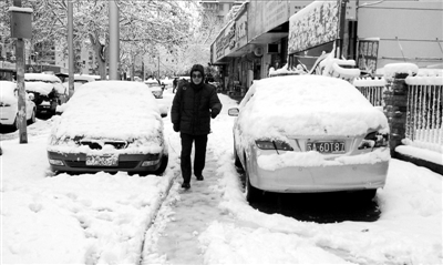 ?2月19日，南京市民在积雪中艰难出行。新华社发
