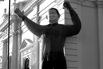18日，支持查韦斯的民众在街头竖立起一个巨大的查韦斯像。