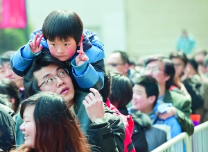 上海拟奖励举报流动人口违法生育 人口现正增