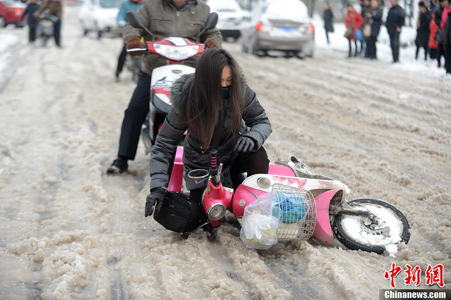 江苏扬州遭遇强降雪天气 气温降至-4℃(图)