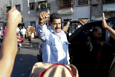 委内瑞拉副总统马杜罗在街头向支持者致意。