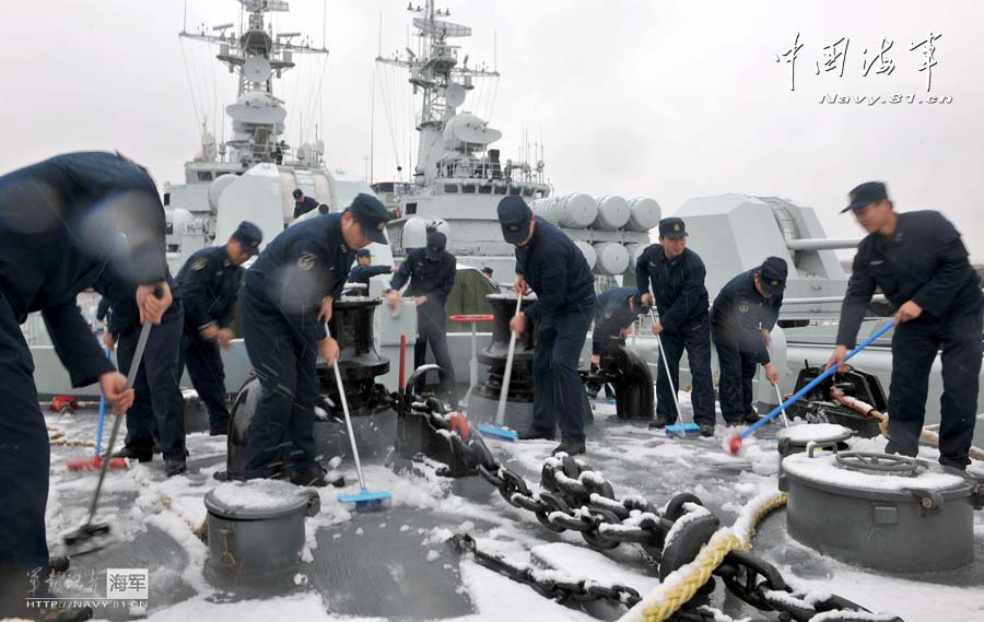 东海舰队某水警区:三九严寒护战舰(组图)