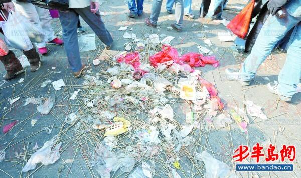 地上到处是食客丢弃的垃圾.记者 王滨