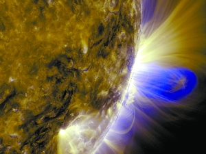 美国宇航局近日发布了一张太阳动态观测卫星去年7月19日拍摄的太阳照片，上面显示了耀斑、日冕物质喷发和磁回路。