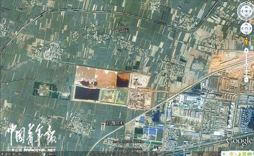 从谷歌卫星地图上看,信华集团赤泥沉降大坑周