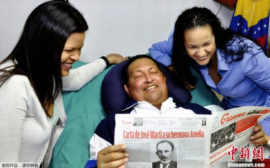 委内瑞拉政府15日发布了查韦斯在古巴治疗期间的照片，这是查韦斯自去年12月赴古巴手术以来，官方第一次发布查韦斯本人照片。