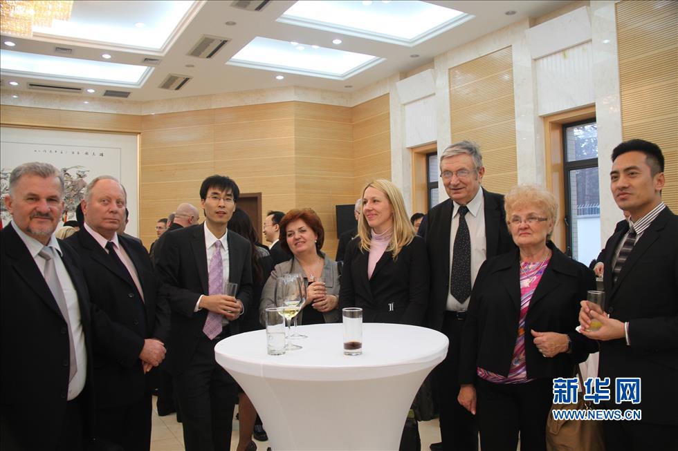 塞尔维亚议员在中国驻塞大使馆与中国外交官举