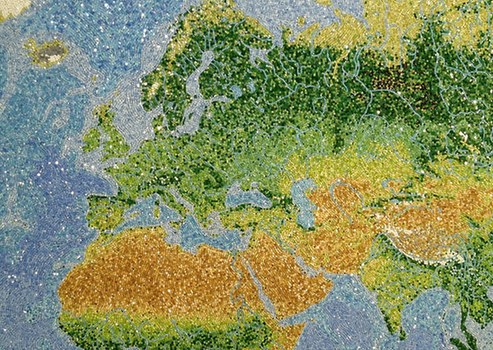 超震撼世界地图:千余宝石和数十万碎玻璃打造