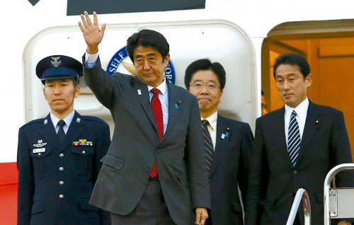 日本首相安倍晋三21日在东京羽田机场乘专机前往华盛顿，开启上任后首次美国之行。