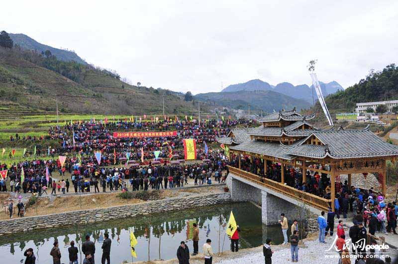 2月21日,广西河池天峨县在六排镇纳洞村的田垌空地上举行了红水河蚂拐