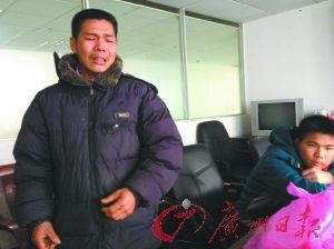 昨天梁建钊带着银行对账单等资料向媒体讲述"做好事