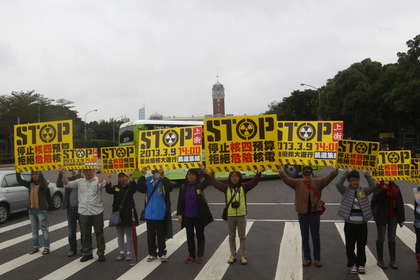 “2013全台废核大游行”人士在台北誓师。图片来自《联合晚报》